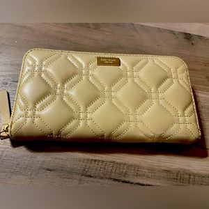 Kate Spade’s Quilted Creamy Tan Zip Around Wallet EUC